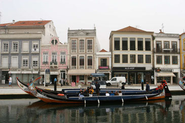 Kanal in Aveiro mit farbenfrohen Holzbooten ©My own Travel