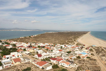 Blick auf die Ria Formosa vom Leuchtturm aus, wo man einen Teil des Ortes und den lange Sandstrand mit Dünen sieht ©My own Travel