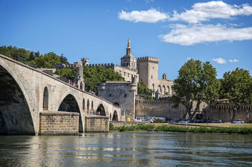 Brücke von Avignon mit Papstpalast im Hintergrund