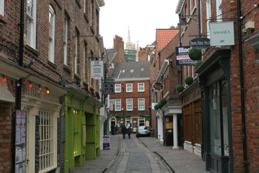 Shambles - schmale Gasse - in York im Hintergrund ragt das York Minster auf - Exklusive Rundreise durch die Lowlands von My own Travel ©My own Travel