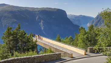 Aussichtspunkt Stegastein über dem Aurlandsfjord ©Nationale Touristenstraßen