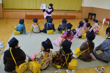 「もりのおくのおちゃかいへ」