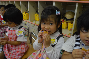 おやつの時間、大きいの食べるの楽しみ！