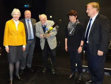 Manfred Schmid (2. v. l.) bedankt sich bei den scheidenden Vorstandmitgliedern Britta Bungartz, Gustav Roeder, Richarda Kinzel und Dr. Klaus Haage (v. l.)