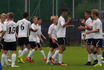 Alle zehn Feldspieler beim Jubel: Raphael Hofer, Sebastian Breuer (verdeckt), Florian Aumer, Valentin Harringer (6), Alex Michlmayr, Florian Spitzer, Jonas Broser, Samed Yilmaz, Nico Wiesinger und Felix Birklbauer!  (Foto: LAZ Wels)