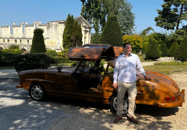 Rémi Le Forestier est l'initiateur de la construction de cette voiture Mercedes 300 SL en bois.