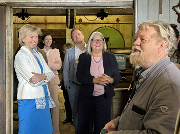 An der nächsten Station, dem Raum mit dem  Krempel-Wolf. Das Interesse der Anwesenden war groß: Frau Anette Röttger Mdl, Frau Bettina Wipfler, Toni Köppen und Frau Ministerin Dorit Stenke.