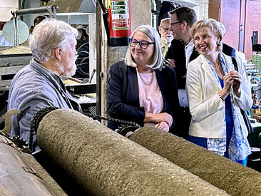 Friedrich-Georg Blunk erklärt Frau Ministerin Dorit Stenke und Frau Anette Röttger die Funktion des großen Krempelsatzes.