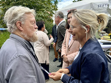 Friedrich-Georg Blunk Vorstandsmitglied des      Fördervereins mit Katja Lassen, Redaktion Basses Blatt