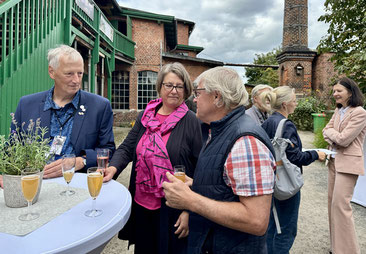 Dirk Mäckelmann, Verwaltungsvorstand des  Förderverein,s im Gespräch mit Christine Künzel,  Kulturmanagement des Kreises Segeberg, und  Mitglied Klaus Welsch 