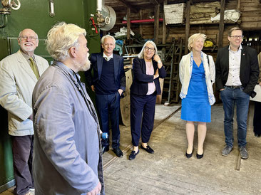 Die Führung durch die Wollspinnerei mit Friedrich-Georg Blunk beginnt am Trockenofen.