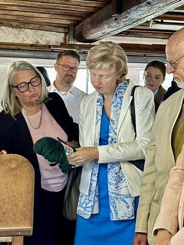 Frau Ministerin Stenke und Frau Anette Röttger begutachten einen Original-Wollstrang aus der Wollspinnerei Blunck.