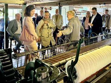 Friedrich-Georg Blunk erklärt die Funktionsweise des Selfaktors.