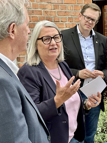 Frau Ministerin Stenke bei Ihrer Rede zwischen Stephan Reuß und O. Plambeck