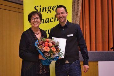 Angelika Ebner wurde vom Präsidenten des Chorverbandes Hochrhein, Andreas Thoma, aus der Vorstandschaft verabschiedet. Foto: Maximilian Metzger