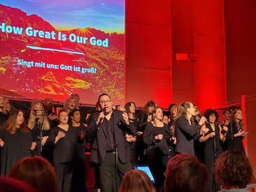 How Great Is Our God, Chor in schwarz