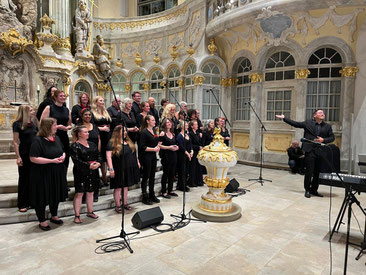 Der Chor in schwarz-chic vor dem Altar in der Frauenkirche