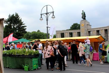 Stände beim Umweltfestival vor dem Sowjetischen Ehrenmal beim Brandenburger Tor. Foto: Helga Karl