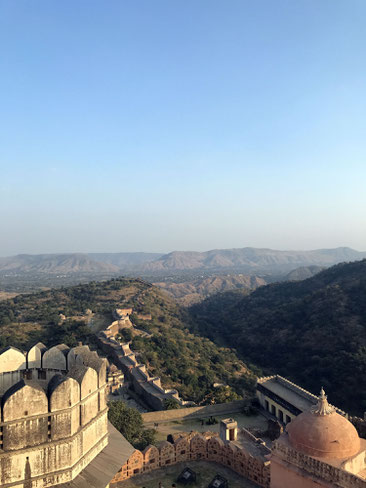 Blick auf die Mauer des Kumbhalgarh Forts