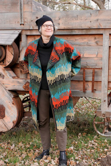 Reversible knitted coat patterned in fresh colors © Griselka 2020