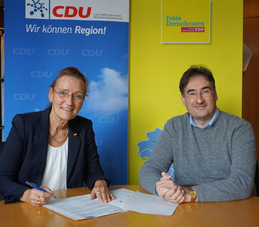 Unterzeichnung der Gruppenvereinbarung zwischen CDU (Bernward Schlossarek) und FDP (Christian Hinze) - Quelle: privat.