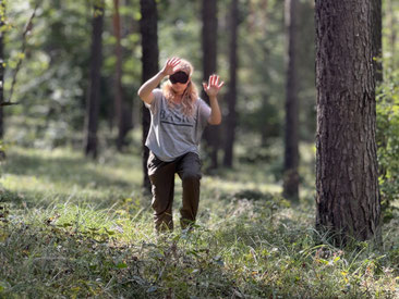 Wildwechsel-Ausbildung: Achtsamkeitsübung im Wald – Orientierung mit verbundenen Augen
