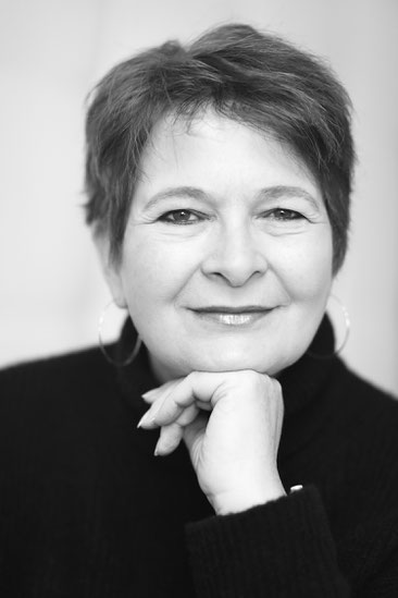 Marion Kanz am Schreibtisch sitzend