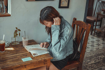 hoahoa111によるPixabayからの画像 本を読む女性