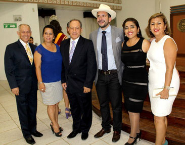 El doctor Euclides Andrade Loor posa con el alcalde y algunos concejales. Chone, Ecuador.
