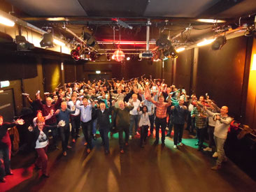 Percussie workshop met actieve deelnemers die samen op trommels spelen