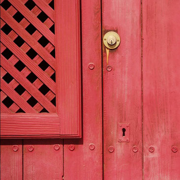 Serrure sur porte en bois rouge pour Menuiserie Lethu Deux Sèvres 79