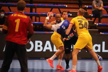 Rivero tratando de zafarse de la defensa del Barcelona  / Foto: Jordi del Puente