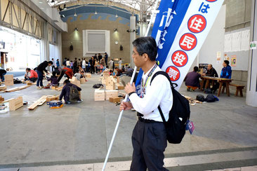 　　　　　　　　街頭で旗を掲げるのも大切です