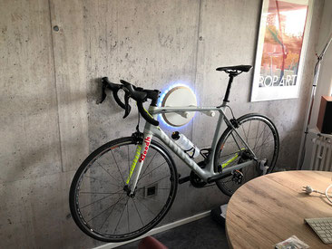 Wandhalter Wandmontage Halterung Fahrrad Rennrad Holz mit Beleuchtung LED Bike wall mount weiß