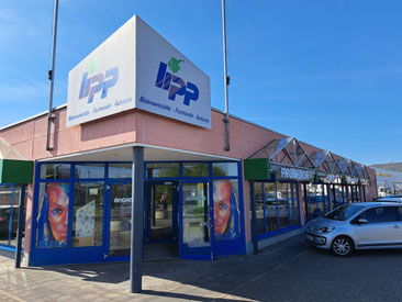 Außenansicht des Malerfachhandels Lipp in der Badenheimer Straße 22 in Bad Kreuznach bei blauem Himmel