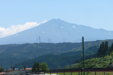 曲沢駅からの鳥海山(2023年撮影)
