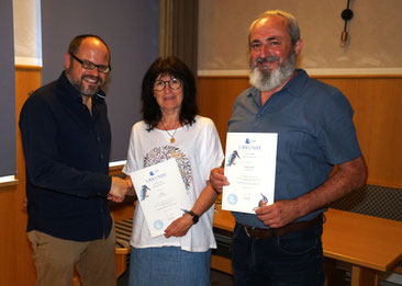 Kreisvorsitzender Martin Stummer (von links) gratuliert Heidi Bosch und Helmut Schmid zu 40 Jahren beim LBV, ©Georg Meling