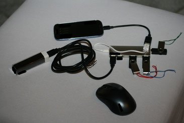 USB Hub mit sieben Steckplätzen verbunden mit USB Geräten und Handy ohne USB OTG Funktion