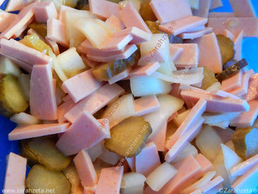 Wurstsalat mit Salatgurken und Zwiebeln
