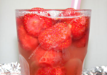 Eisgekühlter Erdbeercocktail mit Strohhalm
