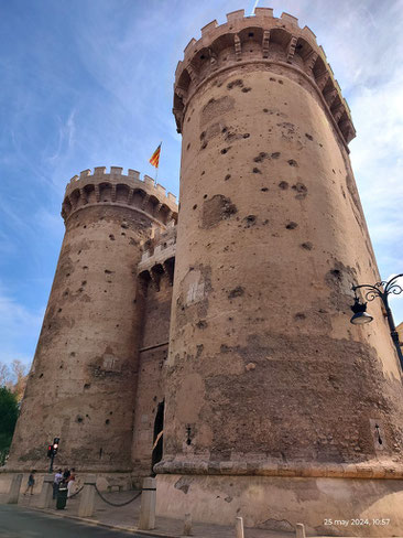 Las actuales Torres y Portal de Cuarte  de Valencia son de estilo gótico angevino, construidas en 1441-1460 con mortero y asentadas sobre una base en forma de talud. 