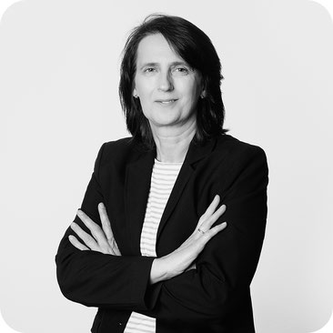 Geschäftsführerin Sybille Schreiter schaut in die Kamera