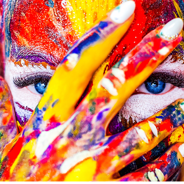 Visuel Un visage de femme entièrement maquillé de multiples couleurs