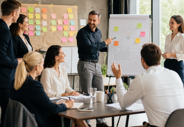 Trainer moderiert ein Firmentraining mit einem Vertriebsteam