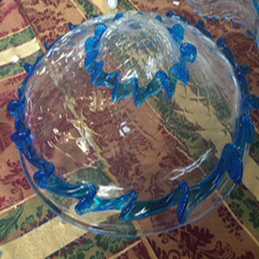 Fondino trasparente e blu in vetro di Murano soffiato a mano, ideale come ricambio per lampadari artigianali veneziani.