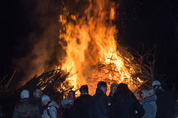 Geschafft: Das Martinsfeuer brennt!