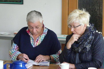 Frau Inka Gossmann-Reets (re.) und Frau Ursel Liekweg berichten