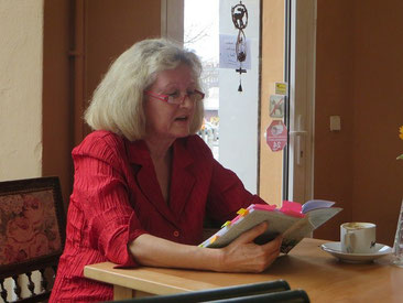 Gabriele Schienmann bei einer Lesung im Café Neugarder
