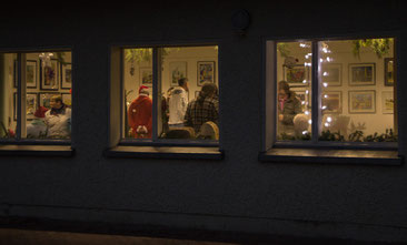 Es weihnachtet sehr hinter den Fenstern des Mehrzweckraumes