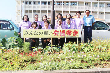 さんご会のメンバーと山城係長=27日、八重山警察署